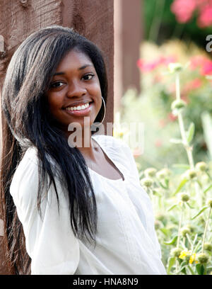  Preview Enregistrer Télécharger Portrait of happy smiling woman afro-américain Banque D'Images