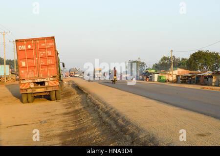 Vue sur la nouvelle route à l'aube de Mombasa à Nairobi en Afrique Banque D'Images