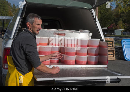 Bains à remous contenant des oeufs de saumon quinnat prêt à être transporté jusqu'à l'écloserie de Robertson, bassins d'élevage. Banque D'Images