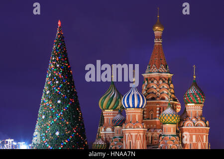 La Cathédrale de Saint Basil (1561) pendant la période de Noël à la place Rouge à Moscou, Russie Banque D'Images