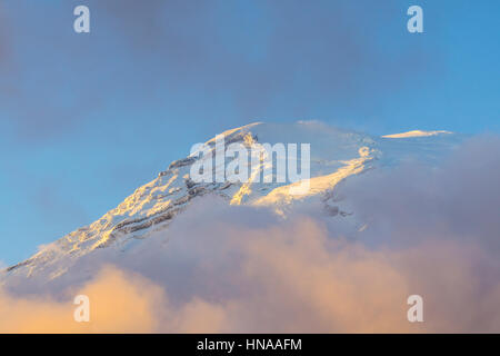 Sommet du mont Rainier au coucher du soleil avec brouillard. Banque D'Images