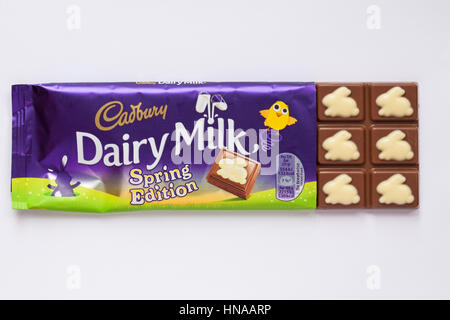 Pack de lait Cadbury Edition Printemps chocolat avec le chocolat blanc petits lapins sur, ouvert pour afficher le contenu du panier isolé sur fond blanc Banque D'Images