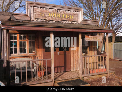 Abri de jardin conçu dans le style d'un saloon du Far West Banque D'Images