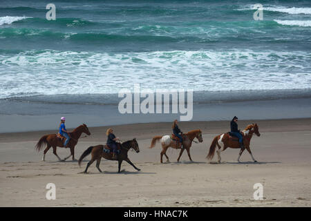 Les cavaliers sur la plage, Gouverneur Straub State Park, New York Banque D'Images