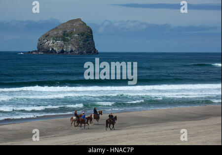 Les cavaliers sur la plage de Haystack Rock, Gouverneur Straub State Park, New York Banque D'Images