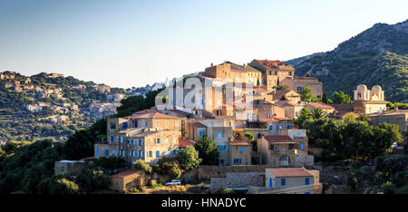 Vue sur le village perché de Pigna avec Santa-Reparata-di-Balagna en arrière-plan, la Balagne, Corse, France Banque D'Images