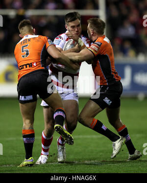 Leigh Centurions' James Green (centre) est abordé par Castleford Tigers' Greg Eden (à gauche) et Michael Shenton pendant le super match de championnat à la Mend-A-tuyau Jungle, Castleford. Banque D'Images