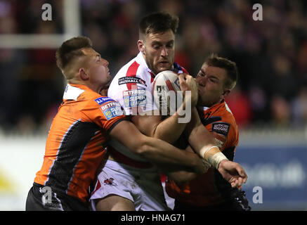 Leigh Centurions' James Green (centre) est abordé par Castleford Tigers' Greg Eden (à gauche) et Michael Shenton pendant le super match de championnat à la Mend-A-tuyau Jungle, Castleford. Banque D'Images