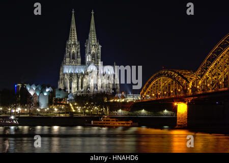 Nuit vue sur Cologne de partout au Rhin, avec cathédrale et pont de chemin de fer de Hohenzollern Banque D'Images