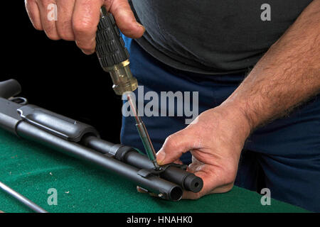 Remplacement d'armurier collier au baril et extension de 20 magazine fusil pompe jauge. Banque D'Images