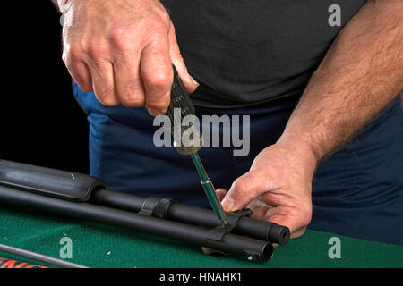 Remplacement d'armurier collier au baril et extension de 20 magazine fusil pompe jauge. Banque D'Images