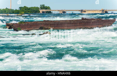 Le Chaland de Niagara se trouve échoué sur un haut-fond dans les torrents d'eau de la rivière Niagara près du bord des chutes Horseshoe, à Niagara Falls, Canada. Banque D'Images