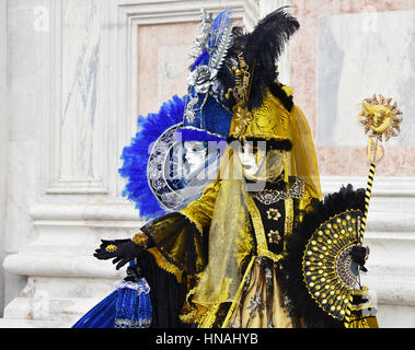 Carnaval de Venise deux magnifiques masques avec ventilateur et sceptre symbolisent le soleil et la lune Banque D'Images