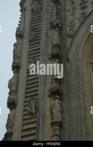 Détail de l'échelle de Jacob de l'abbaye de Bath, Bath, Somerset, Angleterre, le jour d'hiver froid Banque D'Images