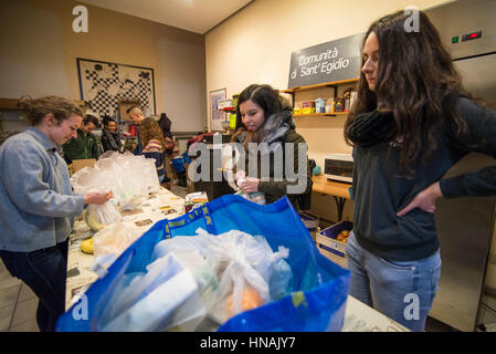 Turin, Italie-29 Janvier 2017 : la Communauté de Sant'Egidio de Turin, qui opère à travers le monde, chaque semaine pendant trois ans distribue et services sans-abri à Turin les porter en personne a préparé des repas chauds et des couvertures pour les aider à la meilleure façon de faire face à la vie de la rue. Banque D'Images