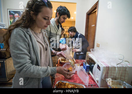 Turin, Italie-29 Janvier 2017 : la Communauté de Sant'Egidio de Turin, qui opère à travers le monde, chaque semaine pendant trois ans distribue et services sans-abri à Turin les porter en personne a préparé des repas chauds et des couvertures pour les aider à la meilleure façon de faire face à la vie de la rue. Banque D'Images