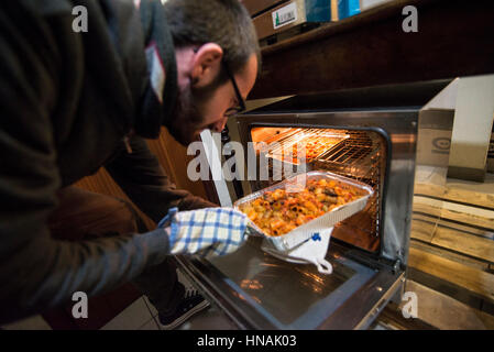 Turin, Italie-29 Janvier 2017 : la Communauté de Sant'Egidio de Turin, qui opère à travers le monde, chaque semaine pendant trois ans distribue et services sans-abri à Turin les porter en personne a préparé des repas chauds et des couvertures pour les aider à la meilleure façon de faire face à la vie de la rue. Banque D'Images