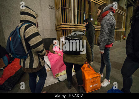 Turin, Italie-29 Janvier 2017 : la Communauté de Sant'Egidio de Turin, qui opère à travers le monde, chaque semaine pendant trois ans distribue et services sans-abri à Turin les porter en personne a préparé des repas chauds et des couvertures pour les aider à la meilleure façon de faire face à la vie de la rue. Banque D'Images