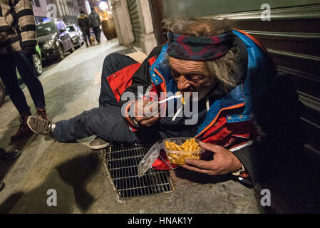 Turin, Italie-29 Janvier 2017 : la Communauté de Sant'Egidio de Turin, qui opère à travers le monde, chaque semaine pendant trois ans distribue et services sans-abri à Turin les porter en personne a préparé des repas chauds et des couvertures pour les aider à la meilleure façon de faire face à la vie de la rue. Banque D'Images