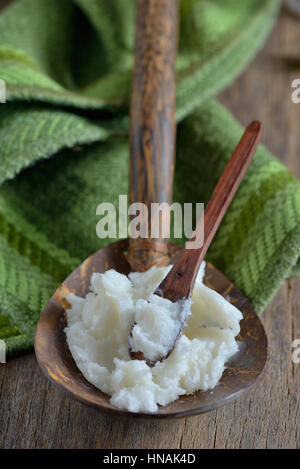 L'huile de noix de coco sur la cuillère en bois Banque D'Images