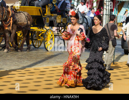 Séville, ESPAGNE - Apr, 25 : des femmes habillées en costumes traditionnels à la foire d'Avril de Séville, 25 avril 2014 à Séville, Espagne Banque D'Images