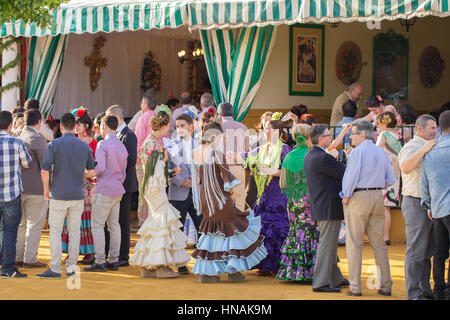 Séville, ESPAGNE - Apr, 25 : personnes habillées en costumes traditionnels espagnols danse et célébrer la foire d'Avril de Séville, 25 avril, 2014 dans Sevill Banque D'Images