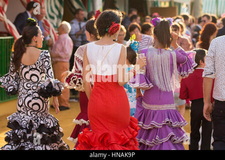 Séville, ESPAGNE - Apr, 25 : des femmes habillées en costumes traditionnels à la foire d'Avril de Séville, 25 avril 2014 à Séville, Espagne Banque D'Images