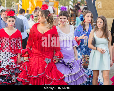 Séville, ESPAGNE - Apr, 25 : des femmes habillées en costumes traditionnels à la foire d'Avril de Séville, 25 avril 2014 à Séville, Espagne Banque D'Images