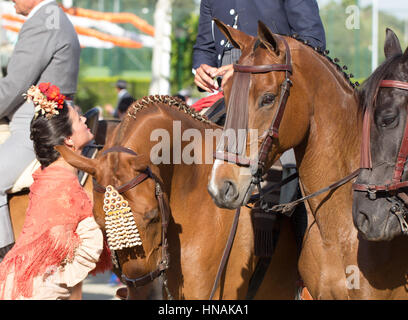 Séville, ESPAGNE - Apr, 25 : femme en costume traditionnel avec des chevaux à la foire d'Avril de Séville, 25 avril 2014 à Séville, Espagne Banque D'Images