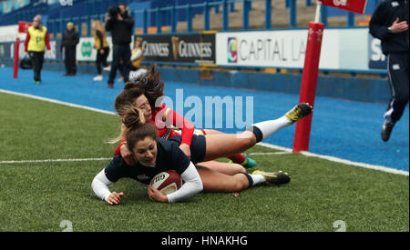 Michaela Staniford marque un essai pour l'Angleterre lors de la RBS 6 Nations match de femmes à Cardiff Arms Park. Banque D'Images