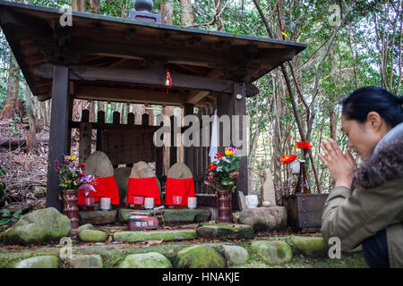 Pèlerin priant, Statues Jizo, Kumano Kodo Nakahechi, itinéraire, près de Takahara village, Tanabe, Wakayama, Japon, Kinki Banque D'Images