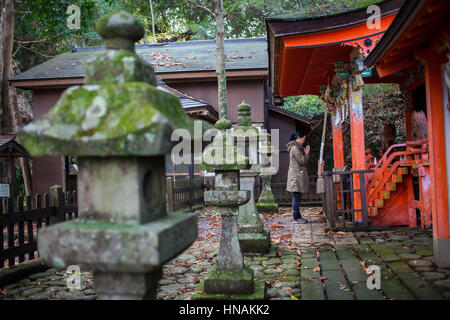 Pèlerin priant, Takahara Kumano Shrine,village, Takahara Kumano Kodo Nakahechi, itinéraire, Tanabe, Wakayama, Japon, Kinki Banque D'Images