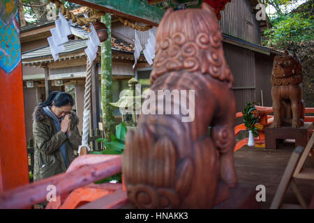 Pèlerin priant, Takahara Kumano Shrine,village, Takahara Kumano Kodo Nakahechi, itinéraire, Tanabe, Wakayama, Japon, Kinki Banque D'Images