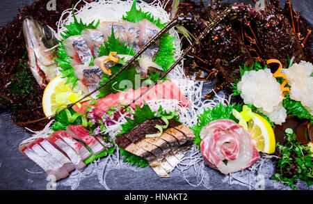 Sushi et Sashimi, Hotel Nakanoshima, Katsuura village, Kumano Kodo Nakahechi, itinéraire, Wakayama, Japon, Kinki. Banque D'Images