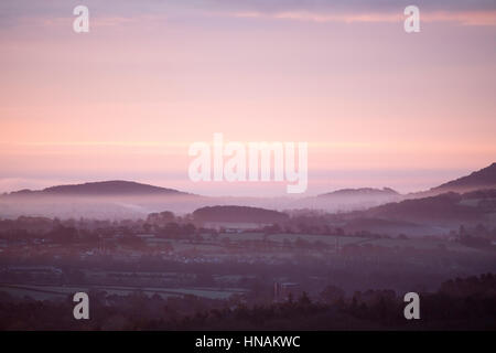 Paysage brumeux au petit matin sur les régions rurales vers la frontière anglaise Flintshire Banque D'Images