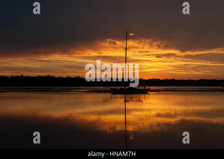 À l'ancre pour le coucher du soleil le long de la rivière St. Banque D'Images