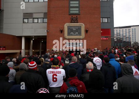 Manchester United fans se souvenir des victimes de la catastrophe aérienne de Munich avant la Premier League match à Old Trafford, Manchester. Banque D'Images