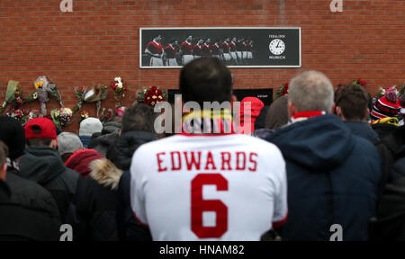 Manchester United fans se souvenir des victimes de la catastrophe aérienne de Munich avant la Premier League match à Old Trafford, Manchester. Banque D'Images