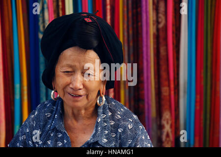 Une vieille femme yao vend des tissus en Tou Tian dans le village Longji terrasses de riz, près de Guilin, province du Guangxi, Chine, jeudi 11 août, 2016 Banque D'Images