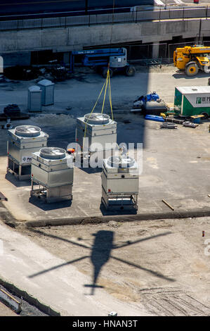 L'air en hélicoptère de l'équipement de levage grue AC sur bâtiment dans Baltimore Banque D'Images