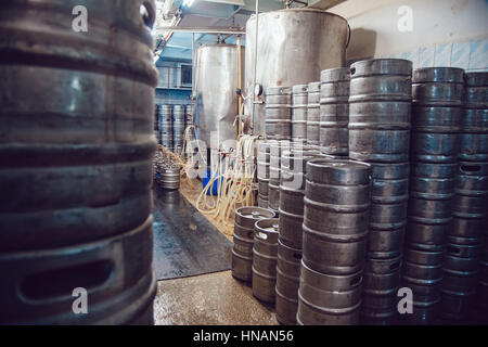 Les fûts de bière en métal stand bière plante. Brasserie. Banque D'Images