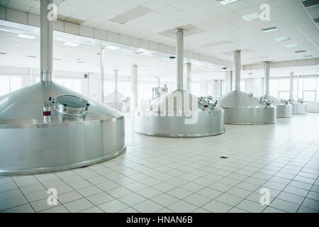 La production brassicole - metal beer tanksin un hall spacieux. Brasserie. Banque D'Images