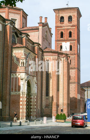 Asti, Italie - 17 juillet 2010 : en face de l'église d'Asti sur Italie Banque D'Images