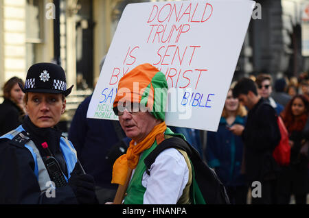 Cornelius 'Neil' Horan, parfois appelé le Grand Prix prêtre ou la danse, prêtre défroqué est un catholique irlandais. Avec police woman Banque D'Images