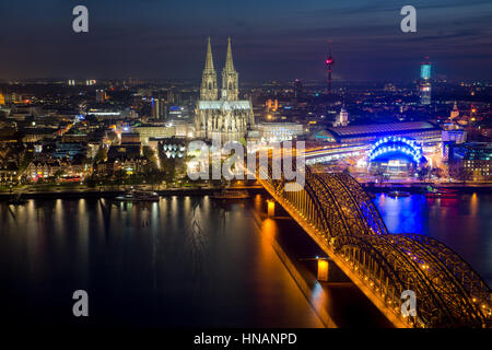 Image de Cologne avec la cathédrale de Cologne pendant le crépuscule heure bleue en Allemagne. Banque D'Images