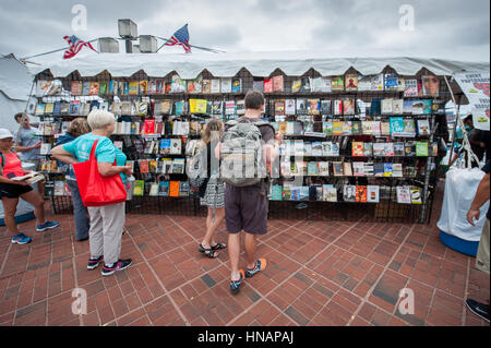 Les gens arrêtent de regarder des livres sur l'affichage à la Baltimore Book Festival au port intérieur. Banque D'Images