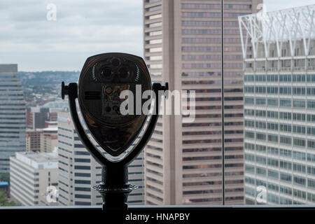 Un affichage automatique situé dans le World Trade Center donne sur le port intérieur de Baltimore, Maryland. Banque D'Images