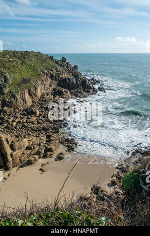 Le robuste Porthgwarra Cove utilisé pour l'un des lieux de tournage pour Poldark Cornwall, en Angleterre. Banque D'Images