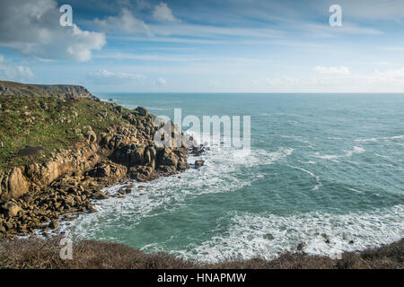 Le robuste Porthgwarra Cove utilisé pour l'un des lieux de tournage pour Poldark Cornwall, en Angleterre. Banque D'Images