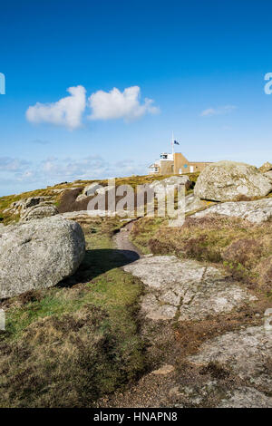 Le chemin côtier du sud-ouest sur Gwennap Head à Cornwall, en Angleterre. Banque D'Images